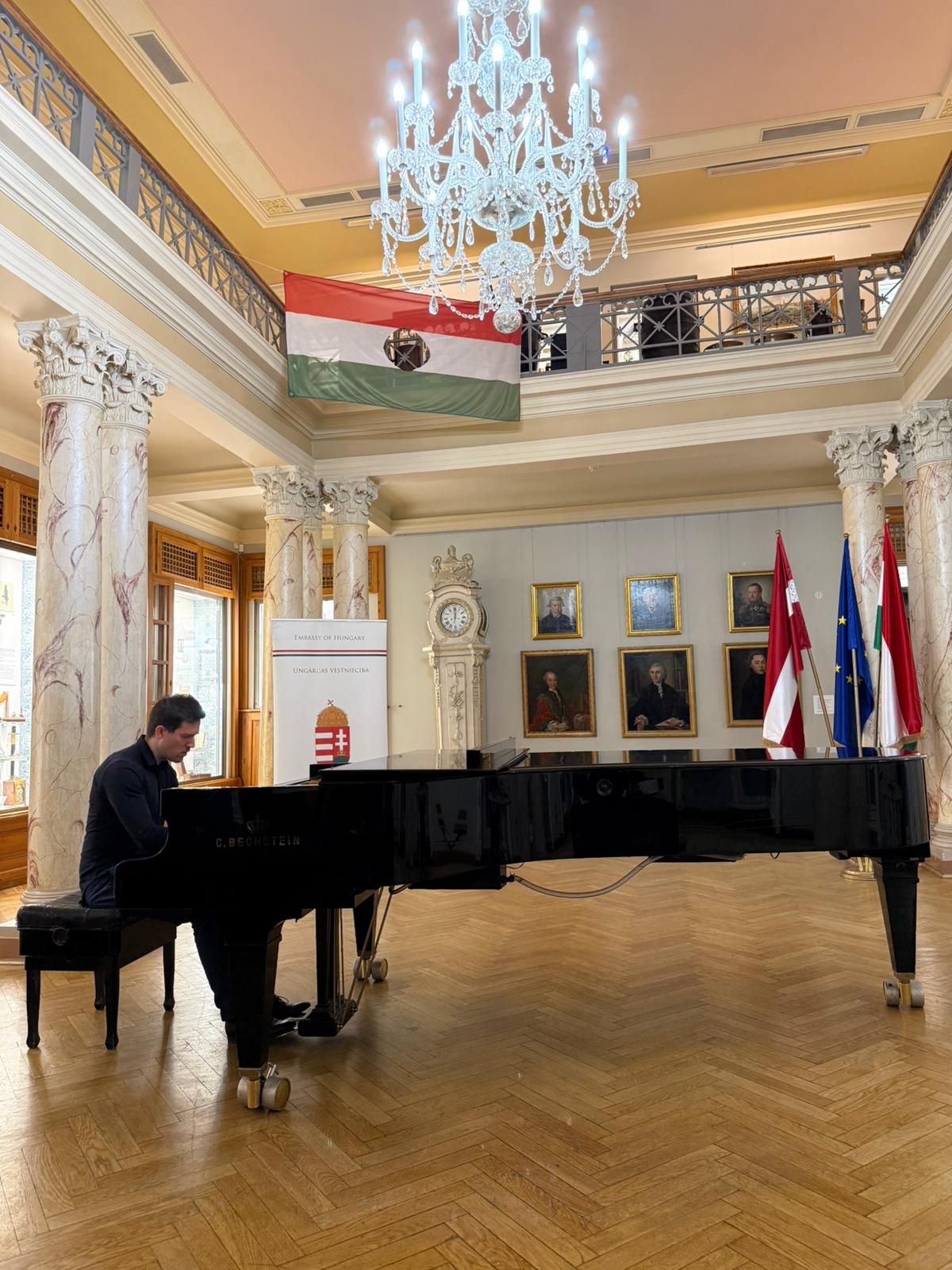 Tálas Áron lyukas zászló alatt