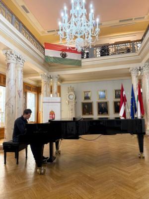 Tálas Áron lyukas zászló alatt